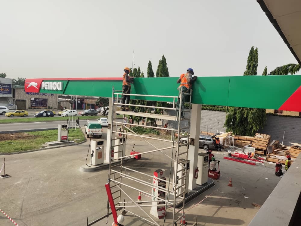 Peinture de l'auvent d'une station Petroci